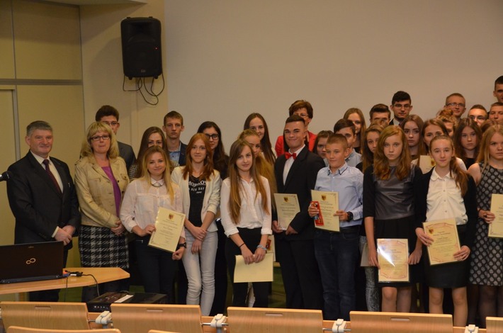 Powiat tucholski: Oni zasłużyli na stypendia - ZDJĘCIA