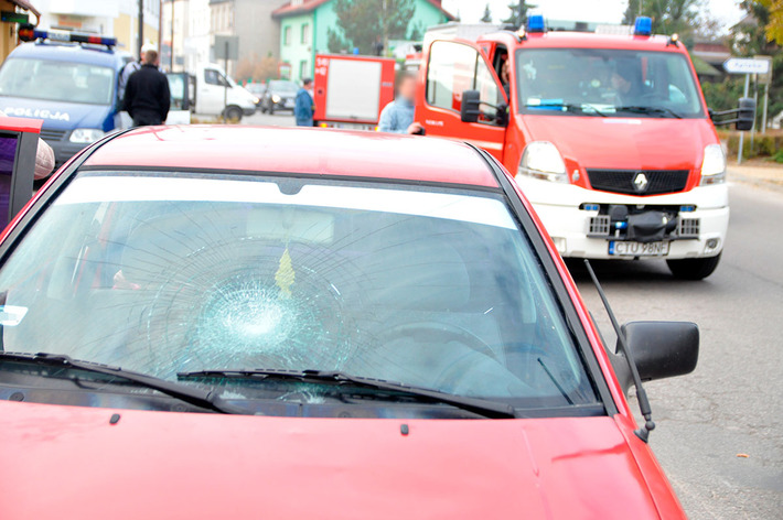 Wypadek w Śliwicach. Na pasach mężczyzna, w aucie małe dziecko - ZDJĘCIA