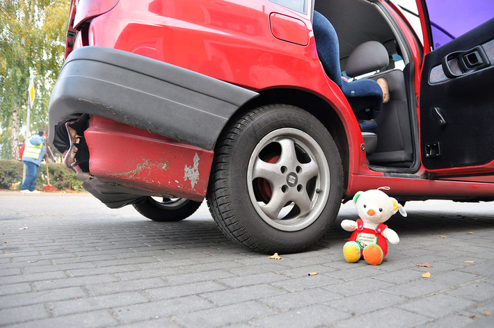 Wypadek w Śliwicach. Na pasach mężczyzna, w aucie małe dziecko - ZDJĘCIA