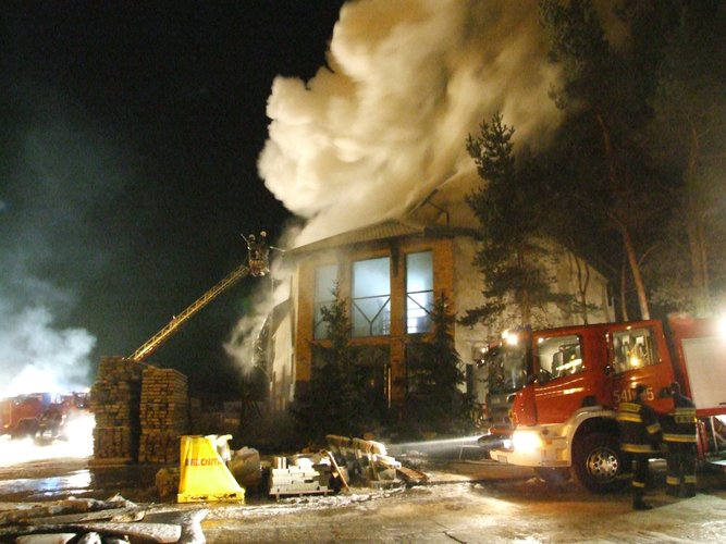 Gmina Tuchola: Pożar w tartaku w Legbądzie - ZDJĘCIA