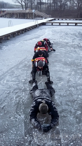 Cekcyn: Ćwiczenia z ratownictwa lodowego - FILM i ZDJĘCIA