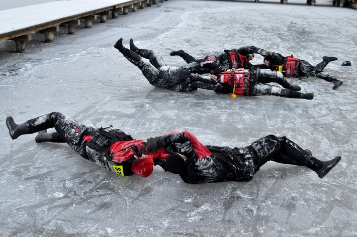 Cekcyn: Ćwiczenia z ratownictwa lodowego - FILM i ZDJĘCIA