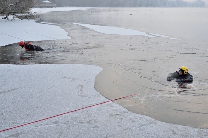 Cekcyn: Ćwiczenia z ratownictwa lodowego - FILM i ZDJĘCIA