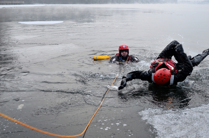 Cekcyn: Ćwiczenia z ratownictwa lodowego - FILM i ZDJĘCIA