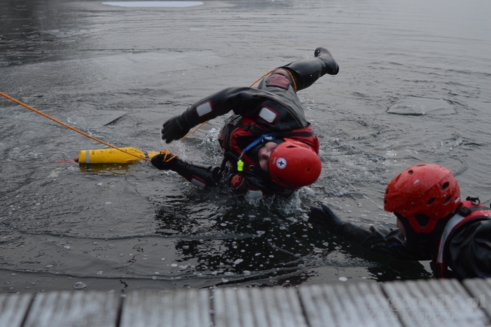 Cekcyn: Ćwiczenia z ratownictwa lodowego - FILM i ZDJĘCIA