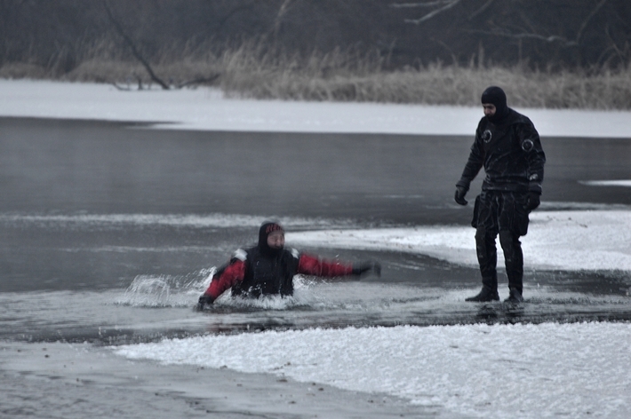 Cekcyn: Ćwiczenia z ratownictwa lodowego - FILM i ZDJĘCIA