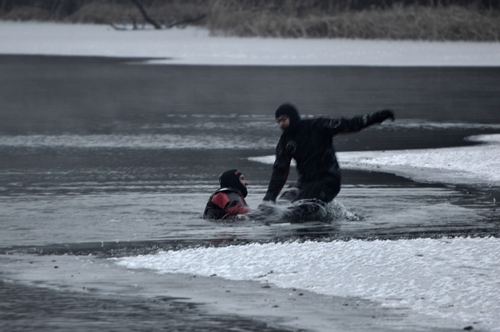 Cekcyn: Ćwiczenia z ratownictwa lodowego - FILM i ZDJĘCIA