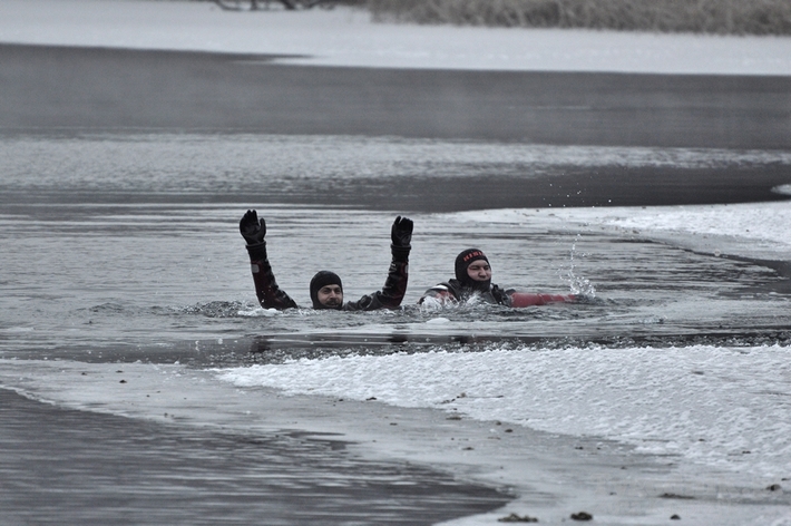 Cekcyn: Ćwiczenia z ratownictwa lodowego - FILM i ZDJĘCIA