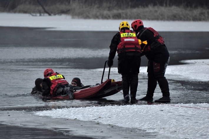 Cekcyn: Ćwiczenia z ratownictwa lodowego - FILM i ZDJĘCIA