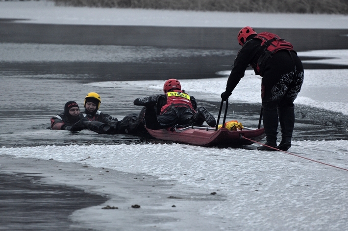 Cekcyn: Ćwiczenia z ratownictwa lodowego - FILM i ZDJĘCIA