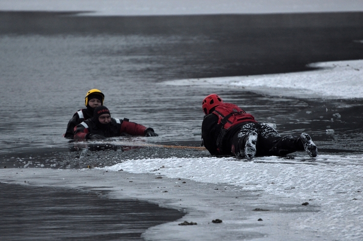 Cekcyn: Ćwiczenia z ratownictwa lodowego - FILM i ZDJĘCIA
