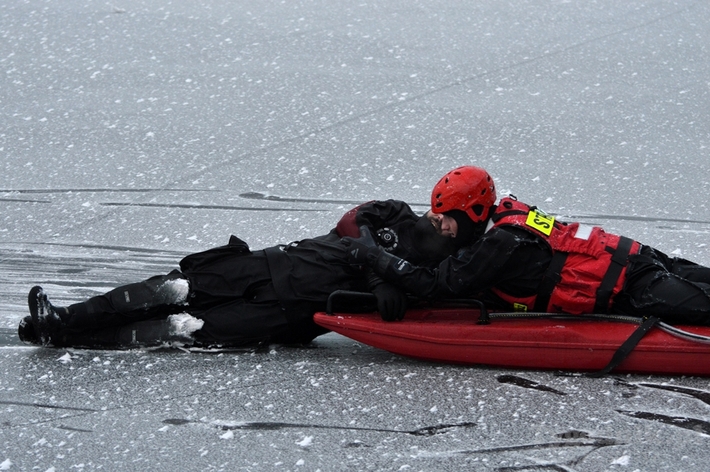 Cekcyn: Ćwiczenia z ratownictwa lodowego - FILM i ZDJĘCIA