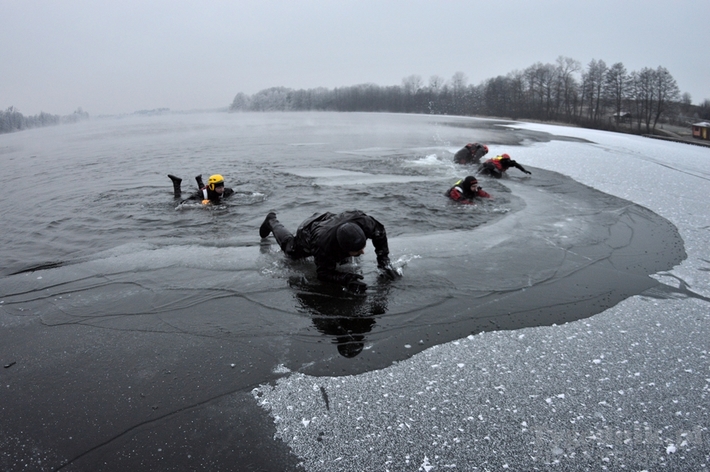 Cekcyn: Ćwiczenia z ratownictwa lodowego - FILM i ZDJĘCIA