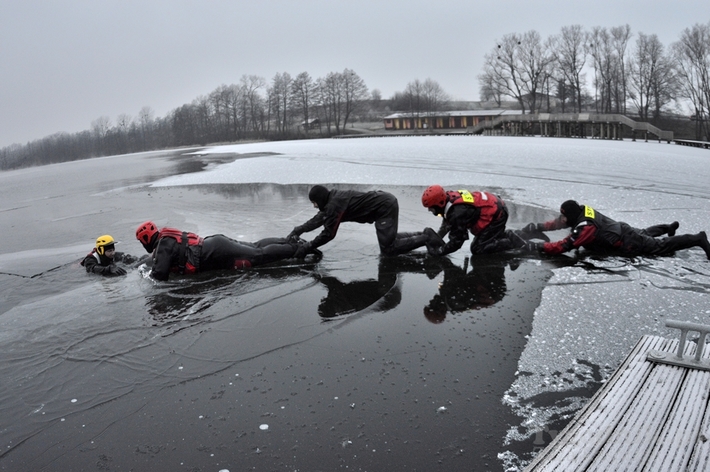 Cekcyn: Ćwiczenia z ratownictwa lodowego - FILM i ZDJĘCIA