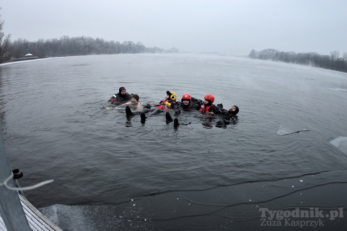 Cekcyn: Ćwiczenia z ratownictwa lodowego - FILM i ZDJĘCIA