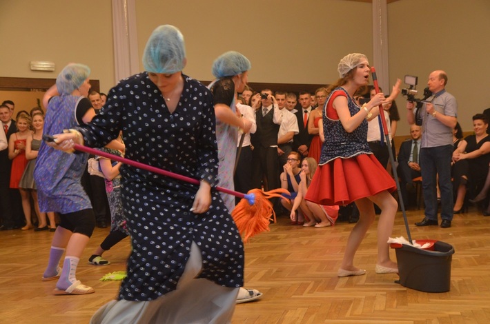 Tuchola: Studniówka ZSLiA i TSR - ZDJĘCIA cz. 2