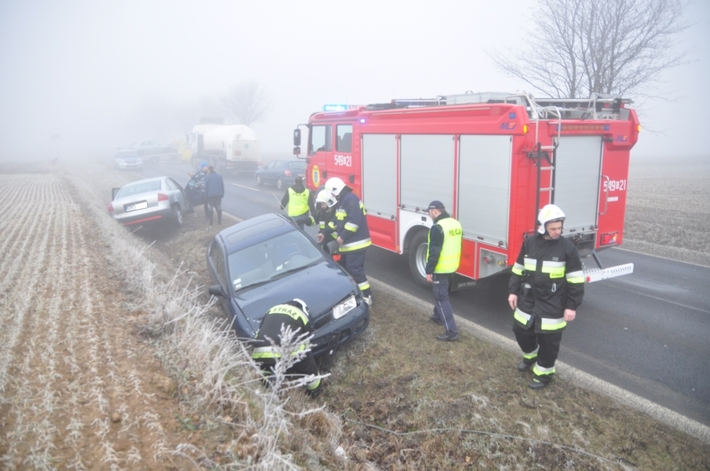 Bysław: Karambol 8 samochodów na DW 240! Było bardzo ślisko - ZDJĘCIA