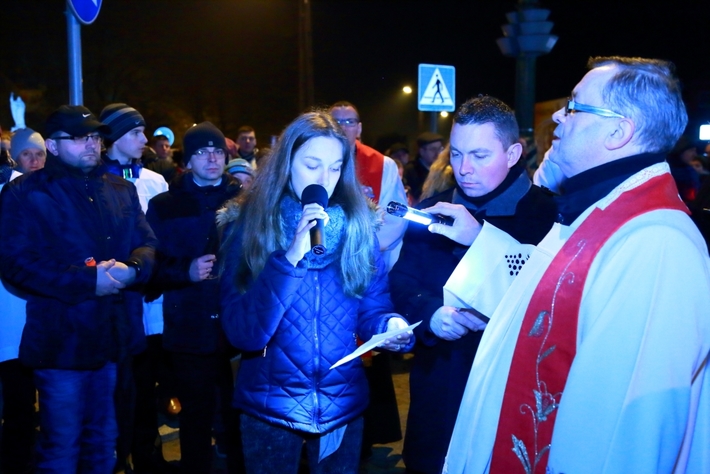 Tłumy na drodze krzyżowej w Tucholi - ZDJĘCIA