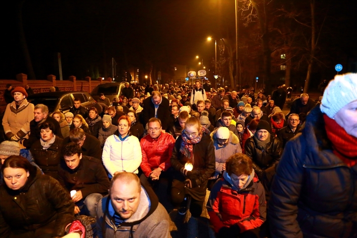 Tłumy na drodze krzyżowej w Tucholi - ZDJĘCIA