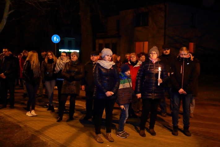 Tłumy na drodze krzyżowej w Tucholi - ZDJĘCIA