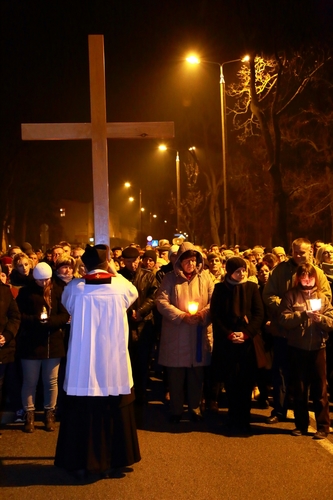 Tłumy na drodze krzyżowej w Tucholi - ZDJĘCIA