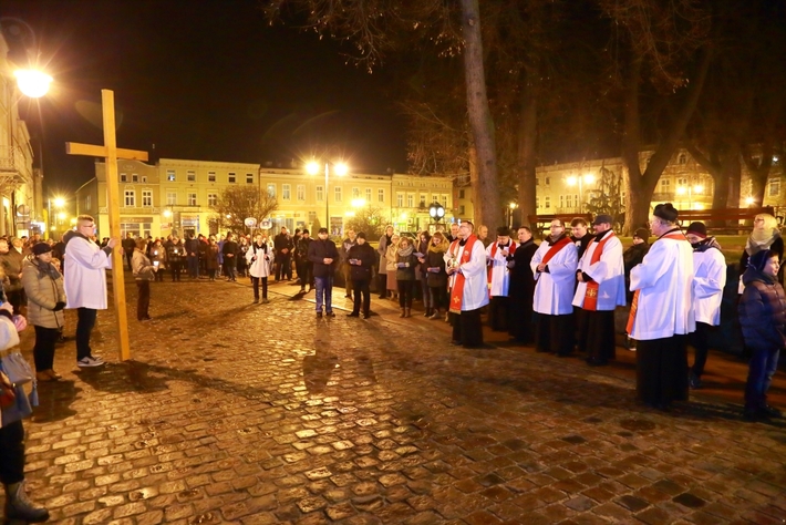 Tłumy na drodze krzyżowej w Tucholi - ZDJĘCIA