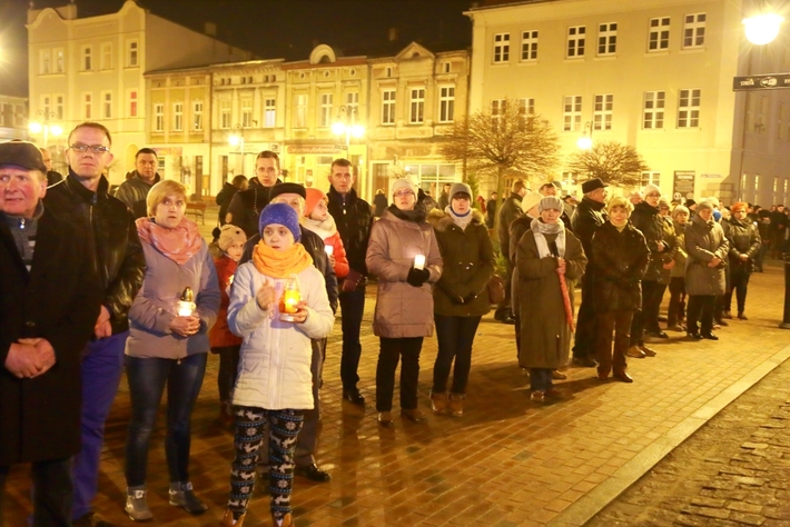 Tłumy na drodze krzyżowej w Tucholi - ZDJĘCIA