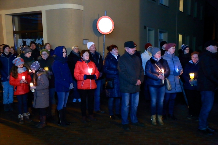 Tłumy na drodze krzyżowej w Tucholi - ZDJĘCIA
