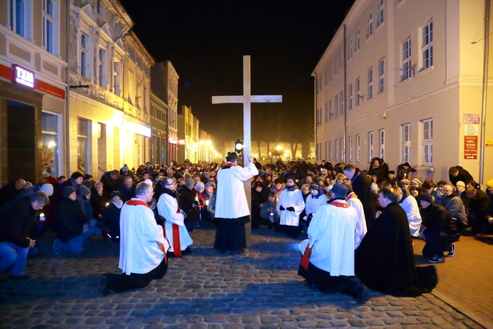 Tłumy na drodze krzyżowej w Tucholi - ZDJĘCIA