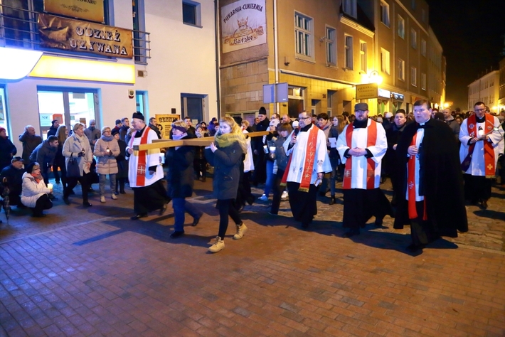 Tłumy na drodze krzyżowej w Tucholi - ZDJĘCIA