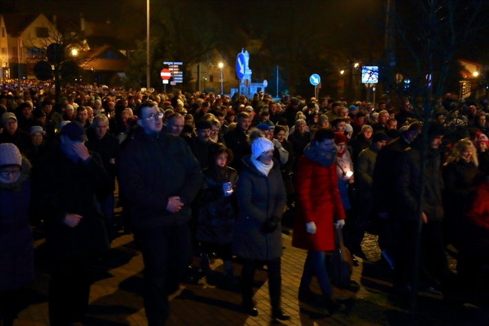 Tłumy na drodze krzyżowej w Tucholi - ZDJĘCIA