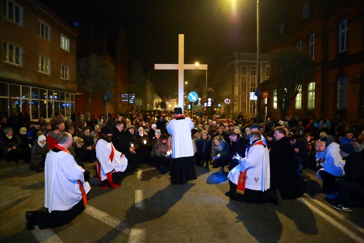 Tłumy na drodze krzyżowej w Tucholi - ZDJĘCIA