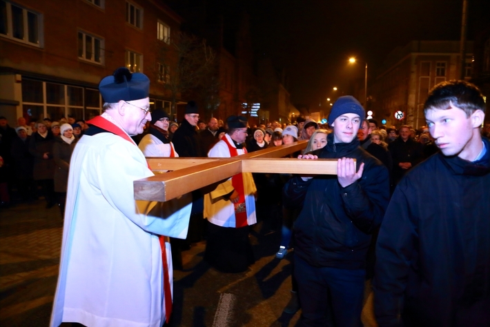 Tłumy na drodze krzyżowej w Tucholi - ZDJĘCIA