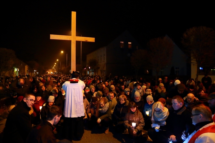 Tłumy na drodze krzyżowej w Tucholi - ZDJĘCIA