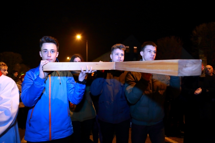 Tłumy na drodze krzyżowej w Tucholi - ZDJĘCIA