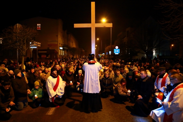 Tłumy na drodze krzyżowej w Tucholi - ZDJĘCIA