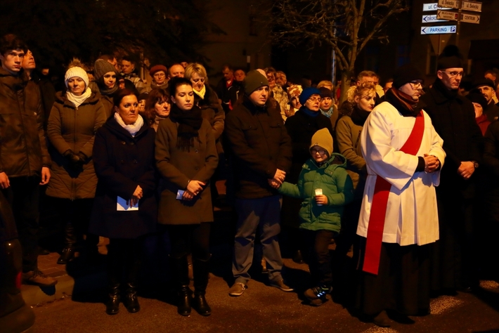 Tłumy na drodze krzyżowej w Tucholi - ZDJĘCIA