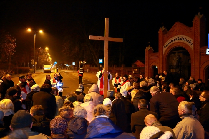 Tłumy na drodze krzyżowej w Tucholi - ZDJĘCIA