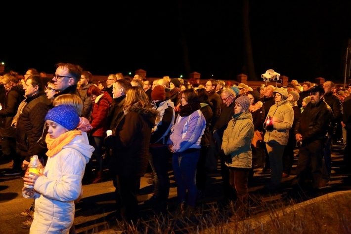 Tłumy na drodze krzyżowej w Tucholi - ZDJĘCIA