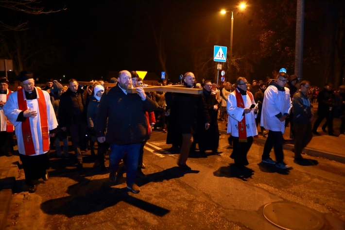 Tłumy na drodze krzyżowej w Tucholi - ZDJĘCIA