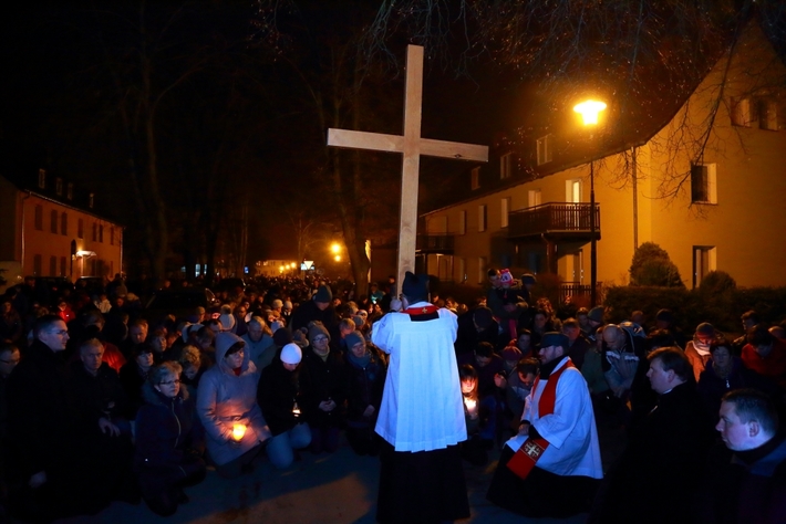Tłumy na drodze krzyżowej w Tucholi - ZDJĘCIA