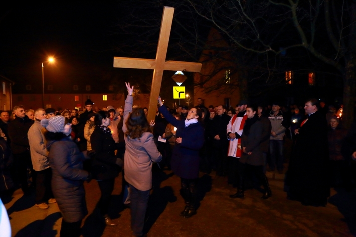 Tłumy na drodze krzyżowej w Tucholi - ZDJĘCIA