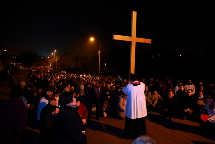 Tłumy na drodze krzyżowej w Tucholi - ZDJĘCIA