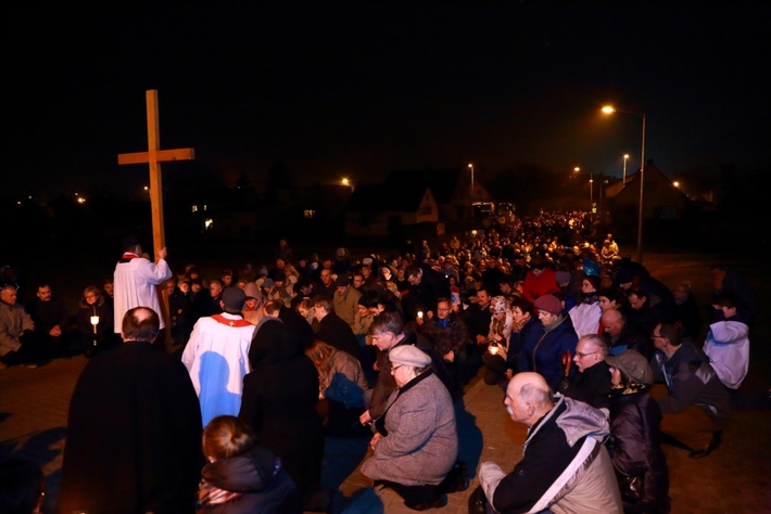 Tłumy na drodze krzyżowej w Tucholi - ZDJĘCIA