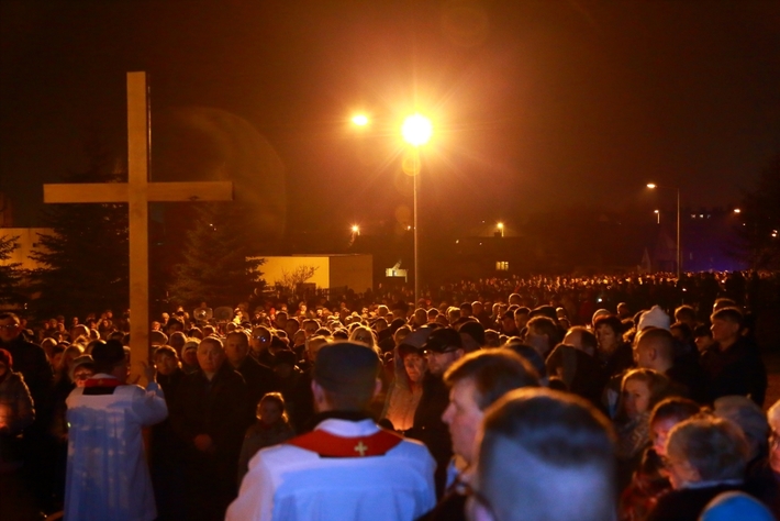 Tłumy na drodze krzyżowej w Tucholi - ZDJĘCIA
