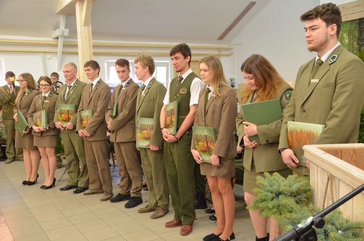 Tuchola: Pożegnanie absolwentów w Leśniku - ZDJĘCIA