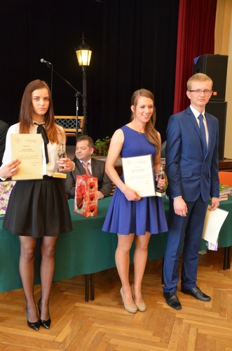 Tuchola: ZSLiA ze świadectwami w ręku - ZDJĘCIA