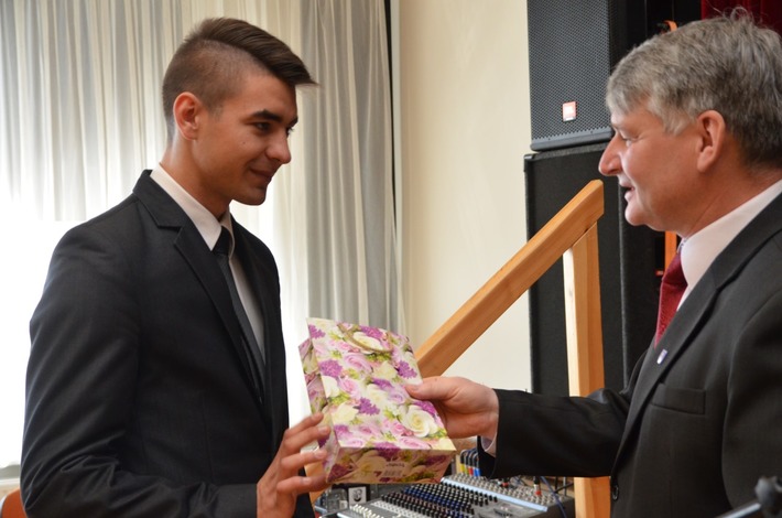 Tuchola: ZSLiA ze świadectwami w ręku - ZDJĘCIA