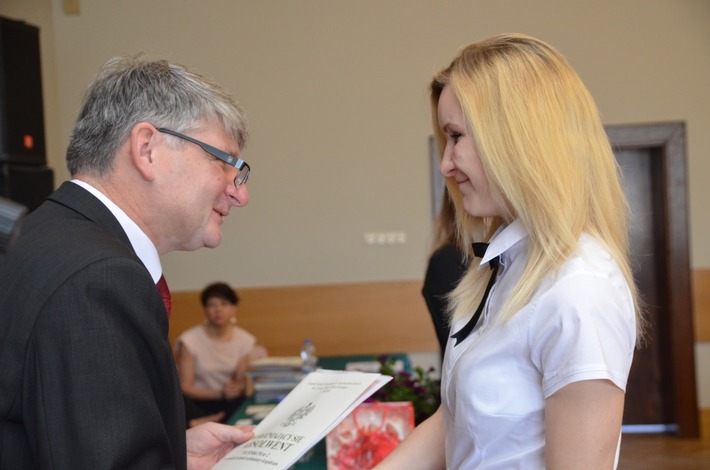 Tuchola: ZSLiA ze świadectwami w ręku - ZDJĘCIA