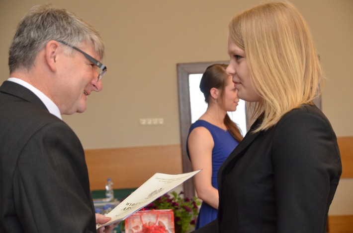 Tuchola: ZSLiA ze świadectwami w ręku - ZDJĘCIA